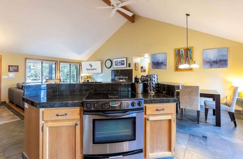 Deer Park House | HART09 - Cozy Sunriver Getaway, Hot Tub, AC, Bikes