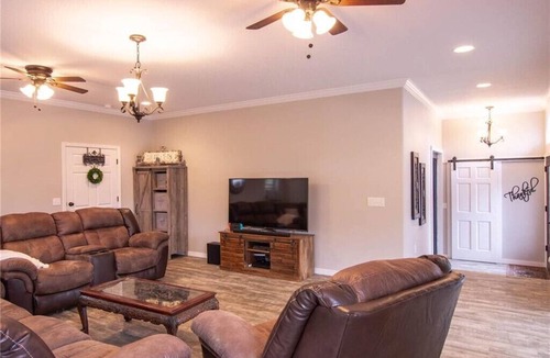 Winslow House | Heartstone Castle 4 bed 2 bath Nestled in Boston Mountains
