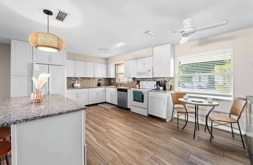 Arlington Park House | Heated Pool - Near Beach - Outdoor Games for Family - Close to DT