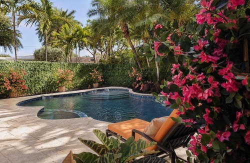Dolphin Isles House | Hideaway & Harbour -5 minute walk to the beach