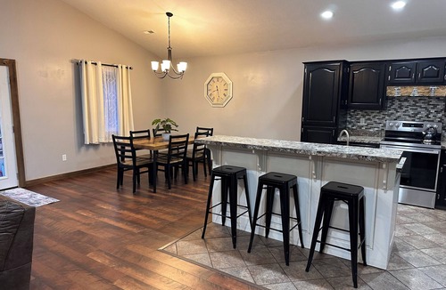 Van Buren House | Hill House - Family friendly escape in the Ozarks! 2 miles from Current River