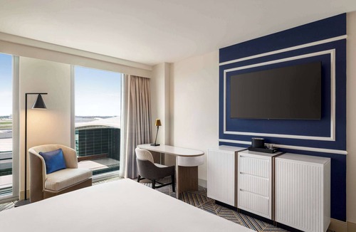 Nashville Hotel | Hilton BNA Nashville Airport Terminal