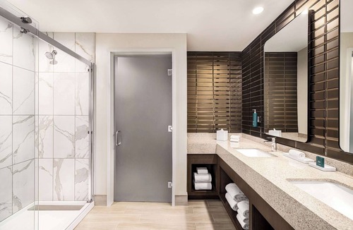 Nashville Hotel | Hilton BNA Nashville Airport Terminal