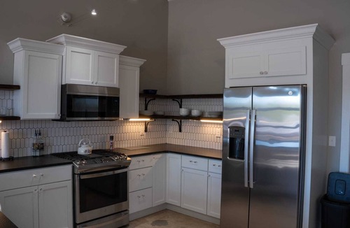 Mountain Home Apartment | Historic 2 bedroom steps off downtown square