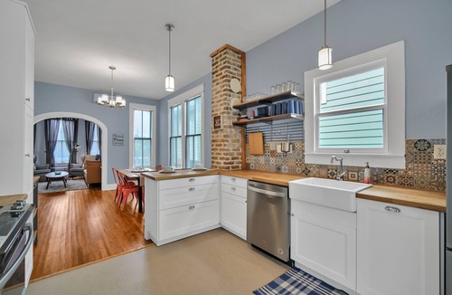 San Jacinto Cottage | Historic Cottage-2 Block Walk to the Beach
