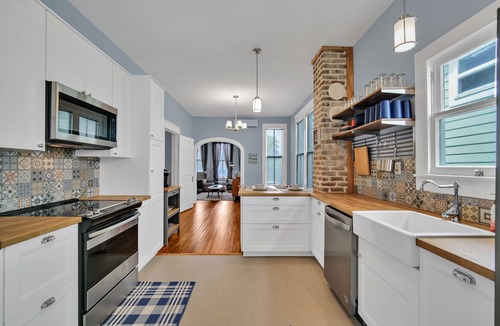 San Jacinto Cottage | Historic Cottage-2 Block Walk to the Beach