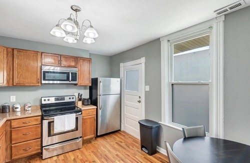Southwest Garden House | Historic STL unit with 4 queen beds