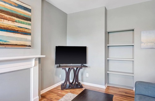 Southwest Garden House | Historic STL unit with 4 queen beds