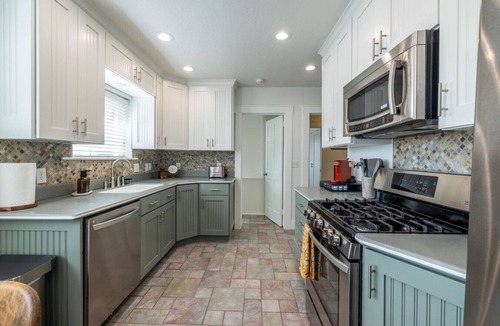 Canyon Rim House | Hollander Heritage House | Yard, Pets, Air Hockey