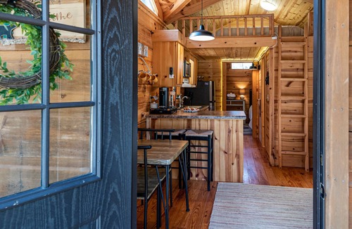 Penrose Cabin | Hollow Hideaway - Minutes to Dupont State Forest!