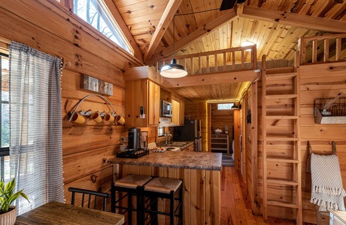 Penrose Cabin | Hollow Hideaway - Minutes to Dupont State Forest!