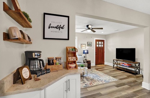 East Memphis House | Hollywood Hideaway, Cozy/PetFriendly/Midtown/FencedYard/Parking
