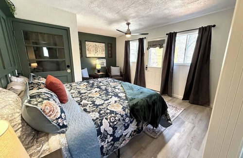 Branson Hotel | Hot Tub Suite at a Vintage Motel (21)