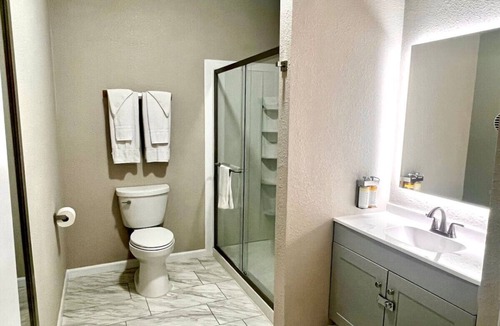 Laurel Hotel | Hotel Pinehurst- Jean Theatre, Suite 103