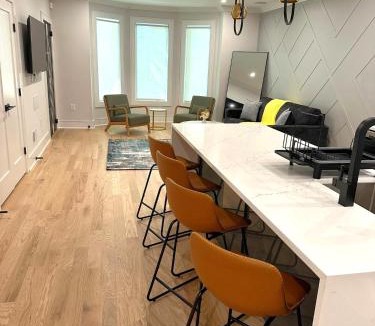 The Heights Villa | Huge 2000 sqft Luxury & Stylish Condo minutes to New York