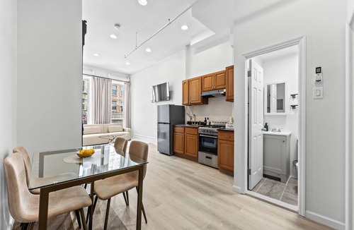East Harlem Apartment | Huge Full Floor 2 BR 1B centrally located apartment sleeps 6. Full Kitchen!