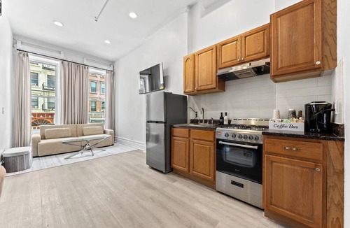 East Harlem Apartment | Huge Full Floor 2 BR 1B centrally located apartment sleeps 6. Full Kitchen!
