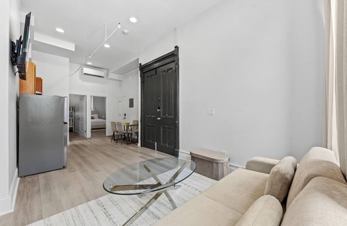 East Harlem Apartment | Huge Full Floor 2 BR 1B centrally located apartment sleeps 6. Full Kitchen!