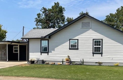 Hugo House | Hugo Cozy Cottage Near Choctaw Casino & Dining