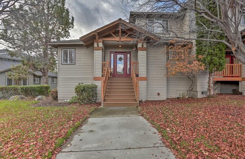 Redmond House | Idyllic Redmond Townhome w/Furnished Deck!