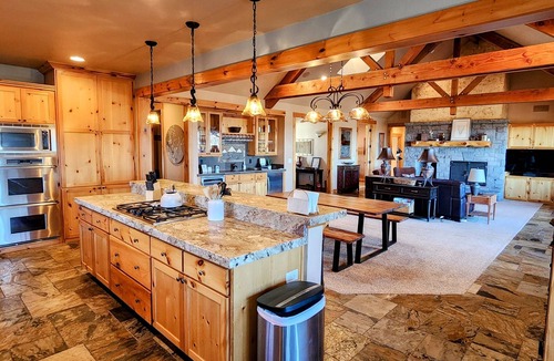 Redmond House | Ironstone Lodge - Luxury Living and Mountain Views