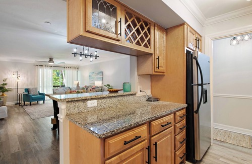 Cherokee Park Condo | July discounts! Cozy 2-bedroom 2nd floor, end unit condo in charming Sarasota