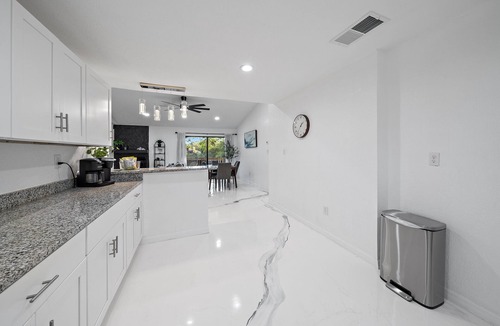 Flora Villa House | Jungle Nook | Waterfront + Grill!