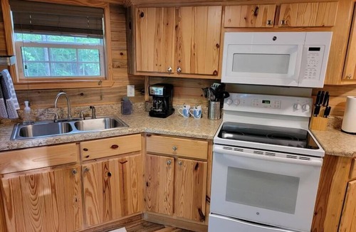 Broken Bow Cabin | Juniper: Sleep 5, Tiny Cabin, Pets, Near Park/Lake