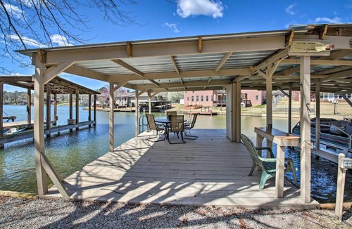 Piney House | Kayaks & Boat Slip: Waterfront Hot Springs Home!