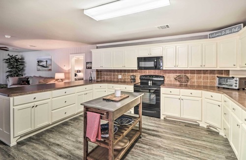 Rockwell House | Kayaks, Dock: Waterfront Escape on Lake Hamilton!
