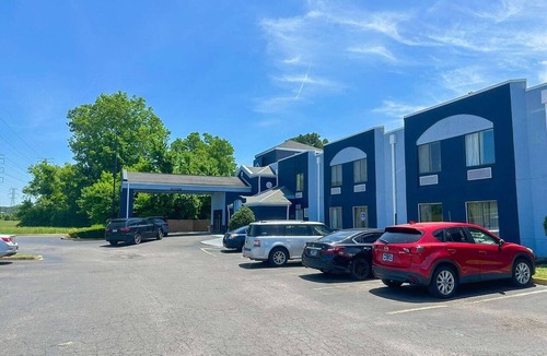 Parkway Village Apartment | King Bed | Non-Smoking