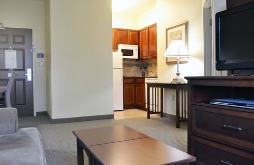Lake Hamilton Condo | King Suite. Pool. Free Breakfast. Perfect for Visiting Hot Springs National Park!