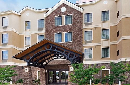 Lake Hamilton Condo | King Suite. Pool. Free Breakfast. Perfect for Visiting Hot Springs National Park!