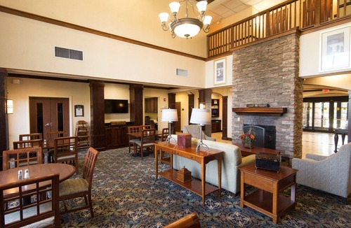 Lake Hamilton Condo | King Suite. Pool. Free Breakfast. Perfect for Visiting Hot Springs National Park!