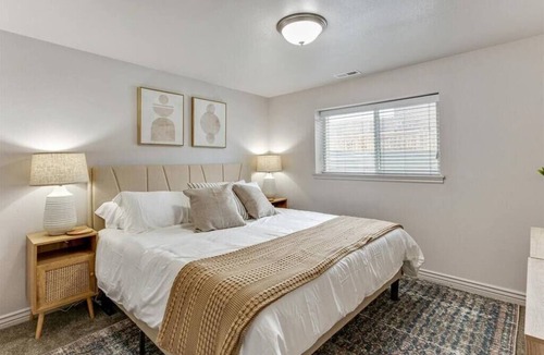 Springville House | King Suite, Wide Backyard, Lots of Parking!