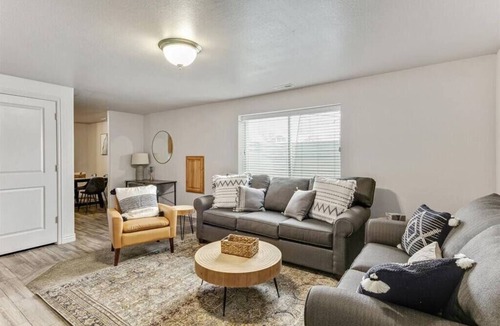 Springville House | King Suite, Wide Backyard, Lots of Parking!
