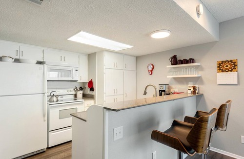 Barton Hills Condo | King & twin beds, desk, deck, 2 blks Zilker Park/Barton Springs, @2 mi DT!