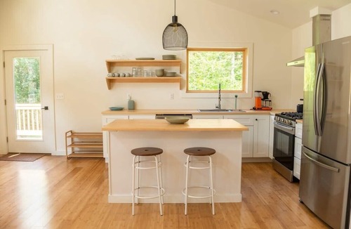 Livingston Manor House | Knickerbocker Knoll: Tranquil + Modern w/Hot Tub