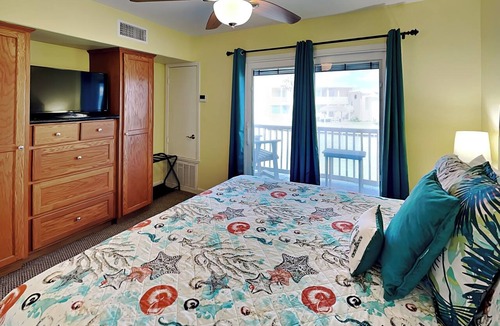 Rockport Condo | Kontiki Beach Resort #221 | Bay Views + Access to Pool!