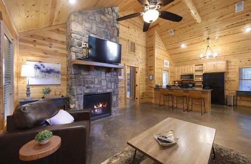 Broken Bow Cabin | LA ROCA - Luxury Cabin for Couples | Hot Tub, Outdoor Fireplace, Walk to Dining!