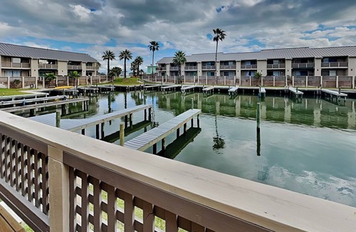 Harbor Oaks Condo | La Vida Buena | Pet Friendly + Access to Pool & Boat Slip!