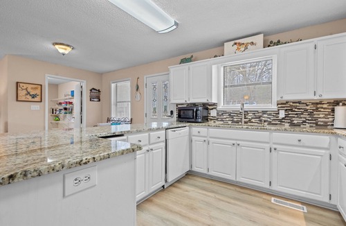 Lake Hamilton House | Lake Hamilton Home, Hot Tub, Firepit, Kayaks, Pedal Boat, Boat Dock. "The Bobby"