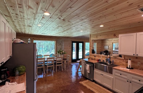 Higden House | Lakefront 4 BR, Pool table, Ping Pong table, WIFI, Smart TV in Every Room!