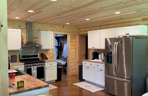 Higden House | Lakefront 4 BR, Pool table, Ping Pong table, WIFI, Smart TV in Every Room!