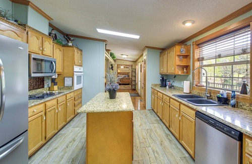 Mid America Cottage | Lakefront Arkansas Home w/Dock & Sunroom