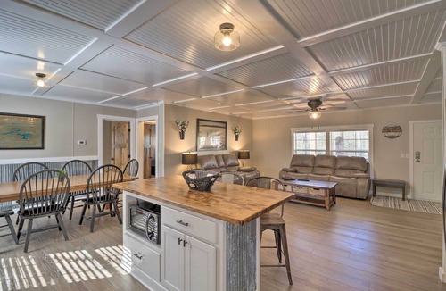 Greers Ferry Cottage | Lakefront Greers Ferry Cabin w/Covered Boat Slip!