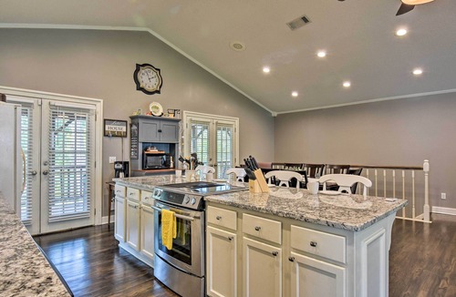 Piney House | Lakefront Home w/Private Dock in Hot Springs!