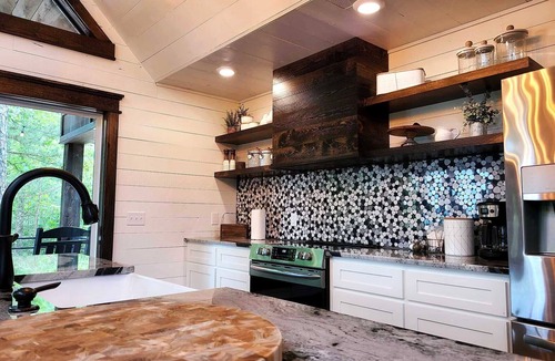 Mena Cabin | Lakeside | Hot Tub | Kayaks | Fishing