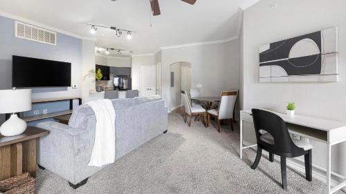 Del Mar Apartment | Landing Beautiful 2BD Clubhouse