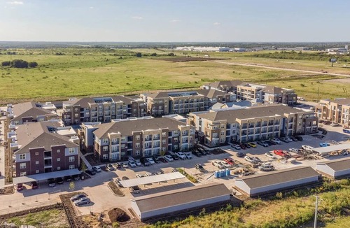 Terrell Apartment | Landing | Modern 3BD, Gym